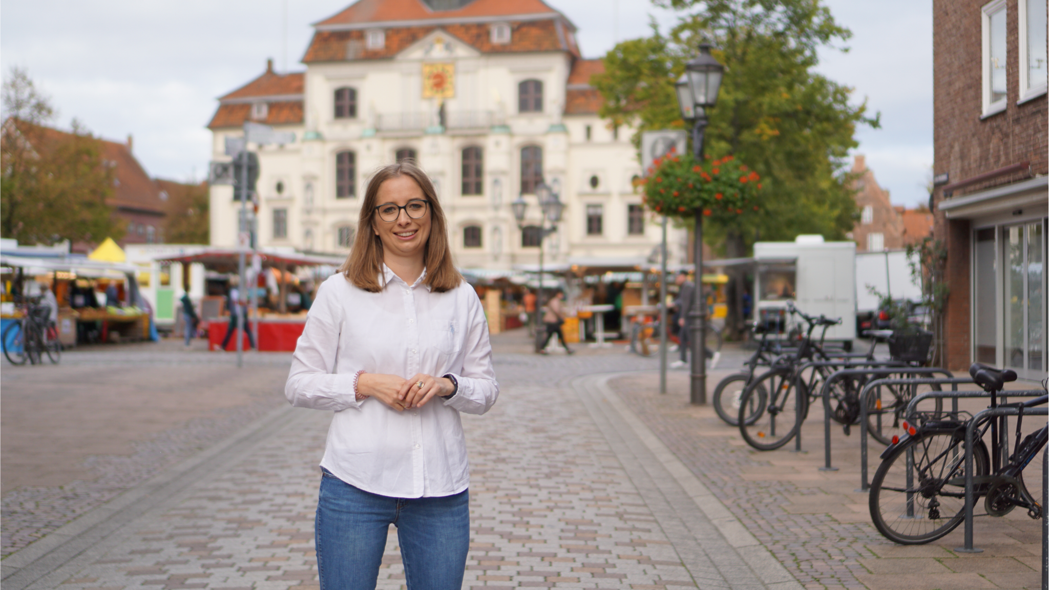 Anna Bauseneick steht vor dem Lüneburger Rathaus.
