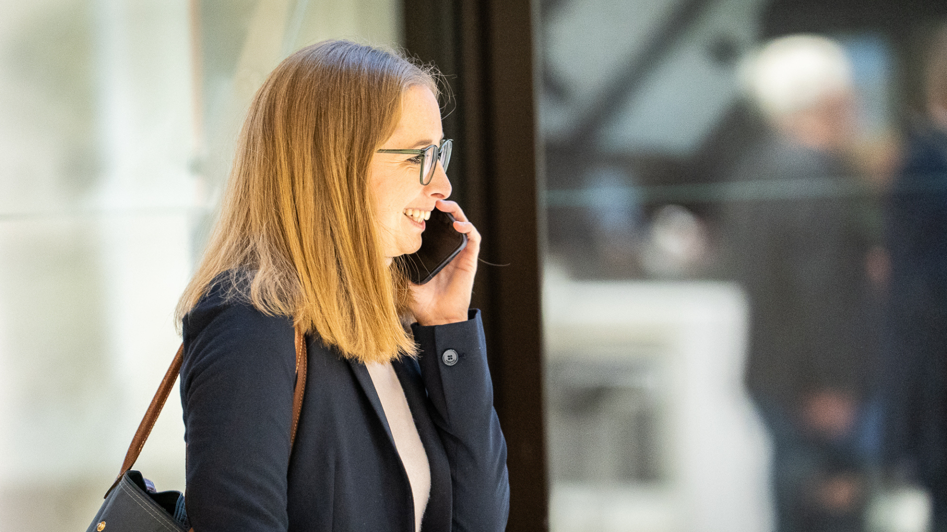 Anna Bauseneick telefoniert mit ihrem Handy im Foyer des Niedersächsischen Landtages.