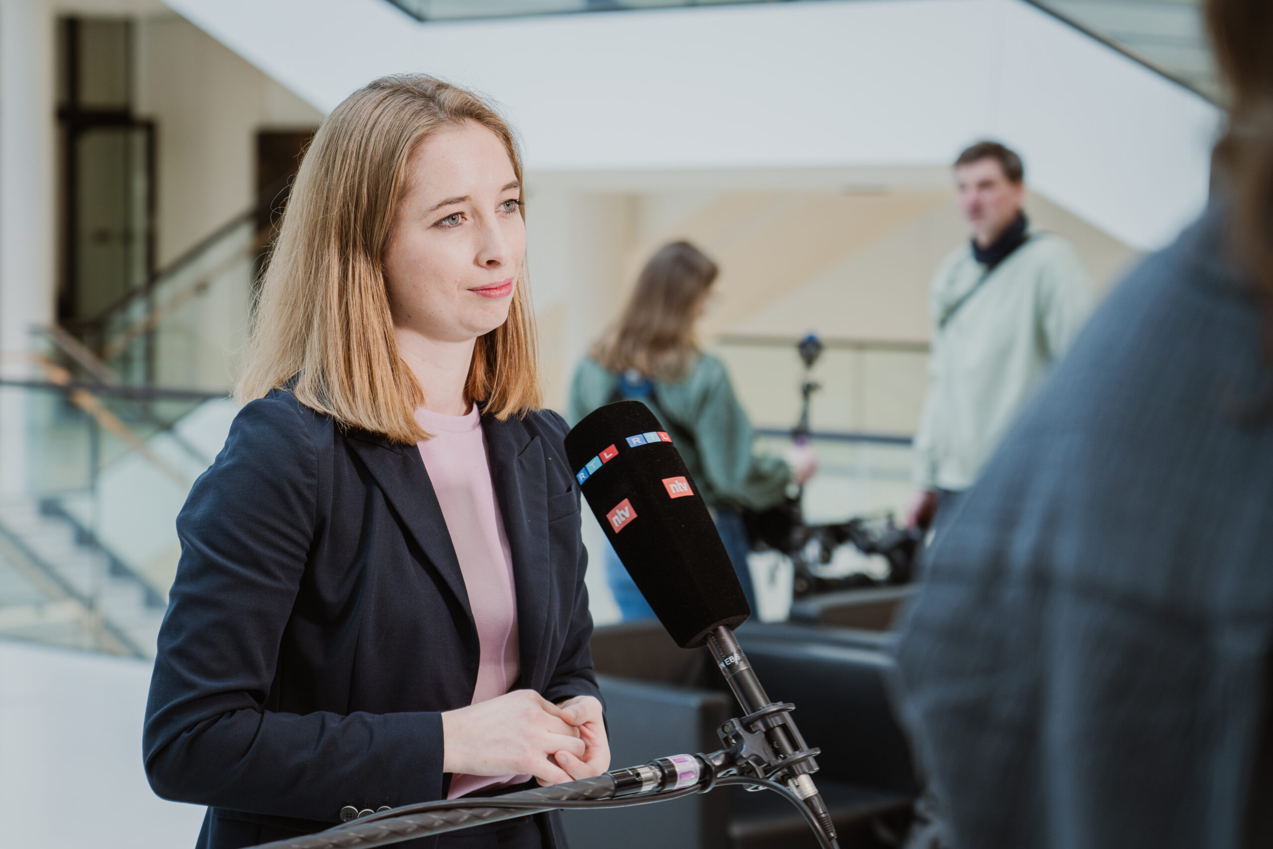 Anna Bauseneick Interview Anna Bauseneick steht vor dem Lüneburger Rathaus.