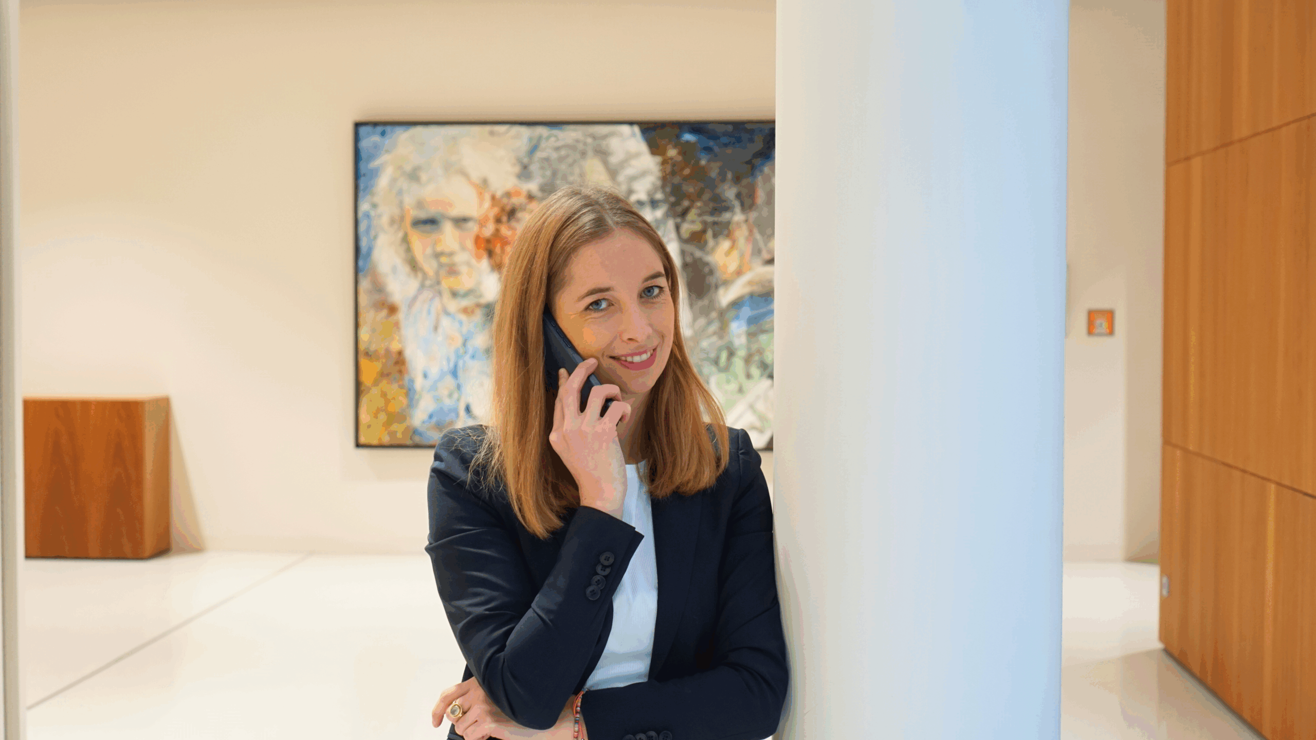 Anna Bauseneick Telefon Anna Bauseneick telefoniert mit ihrem Handy im Foyer des Niedersächsischen Landtages.